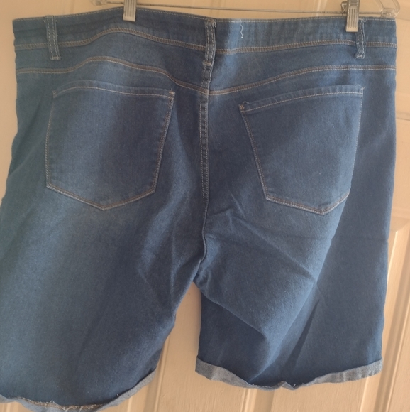 Johnathan Martin Women's plus size short - Picture 2 of 4